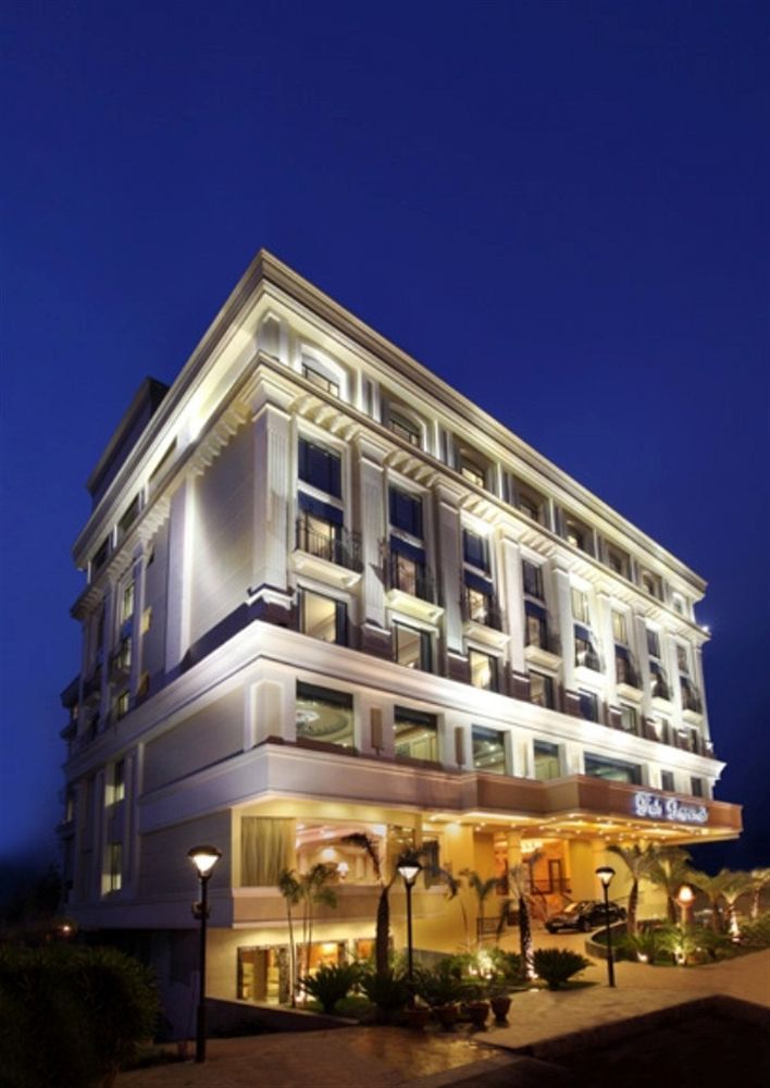 Hotel Tuli Imperial à Nagpur Extérieur photo